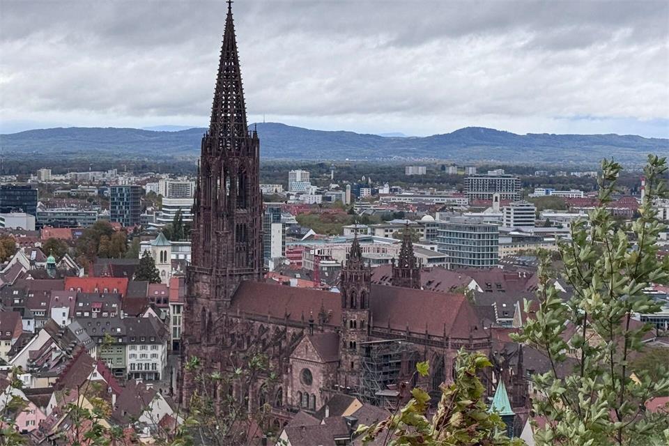Nach Schätzungen der Polizei waren am Sonntag 25.000 Menschen in Freiburg zeitweise ohne Strom. Valentin Gensch/dpa
