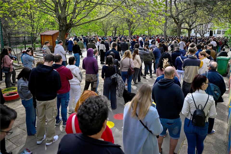 Nach Schließung der Wahllokale erscheint die Abwahl von Ministerpräsident Orban möglich. Denes Erdos/AP/dpa
