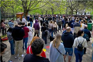Nach Schließung der Wahllokale erscheint die Abwahl von Ministerpräsident Orban möglich. Denes Erdos/AP/dpa