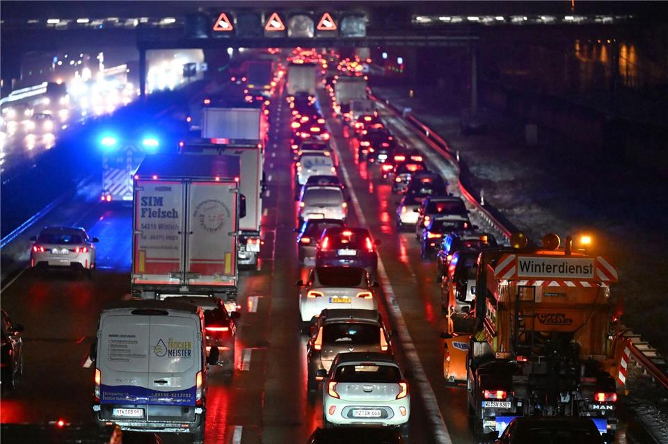 Nach Schneefällen und langem Stillstand rollt der Verkehr auf der A3 langsam wieder.Michael Brandt/dpa