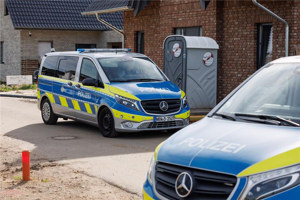 Nach Schüssen auf ein Wohnhaus hat die Polizei in Lübbecke bei Bielefeld einen Verdächtigen festgenommen. Friso Gentsch/dpa