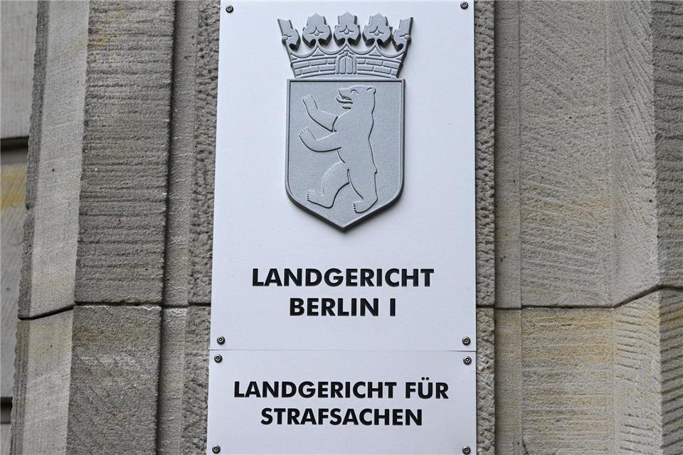 Nach Schüssen auf einen 36-Jährigen in Berlin-Spandau stehen drei Männer vor Gericht, darunter der mutmaßliche Auftraggeber. (Symbolbild) Jens Kalaene/dpa