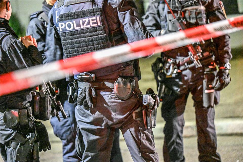 Nach Schüssen in einer Göppinger Bar sichert die Polizei den Tatort. (Archivbild)Marius Bulling/dpa