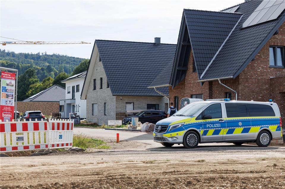 Schüsse auf Wohnhaus - Festnahme in Lübbecke Nach Schüssen wurde ein Wohngebiet in Lübbecke bei Bielefeld von Polizisten gesichert. Friso Gentsch/dpa