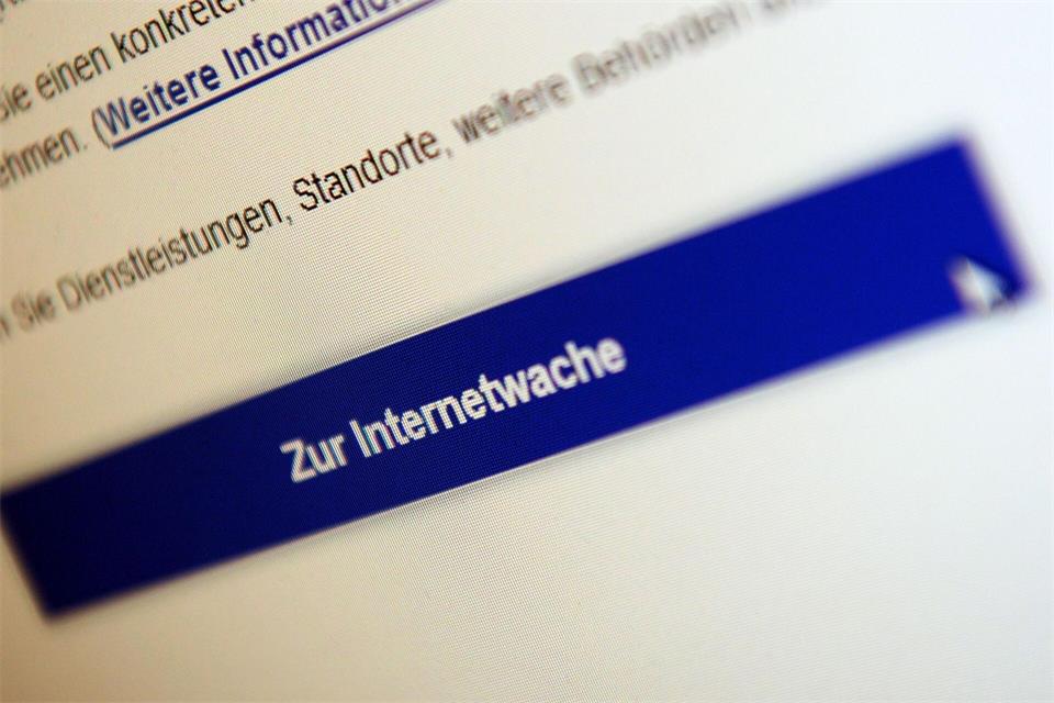Nach Sicherheitslücken bei Webservern bietet die Polizei in Nordrhein-Westfalen derzeit keine Online-Anzeigen an. (Archivbild)Susann Prautsch/dpa
