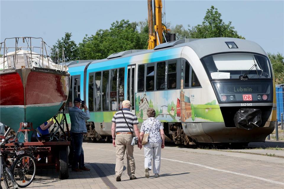 Nach Sonderfahrten im vergangenen Jahr kommt die Sommerlinie zwischen Greifswald und Lubmin zurück. (Archivbild)Bernd Wüstneck/dpa