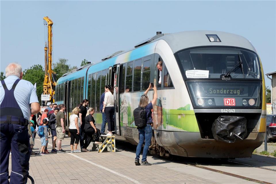 Nach Sonderfahrten im vergangenen Jahr soll es diesen Sommer regelmäßige Zugfahrten zwischen Greifswald und Lubmin geben. (Archivbild)Bernd Wüstneck/dpa