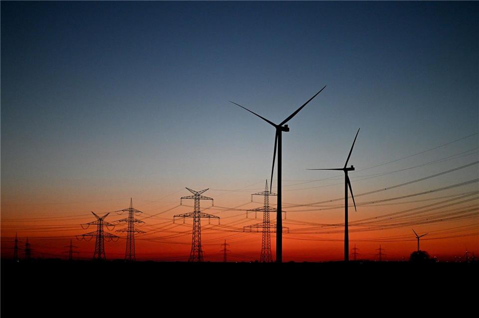 Nach Sonnenuntergang stehen Windräder auf einem Feld bei Pulheim.Federico Gambarini/dpa