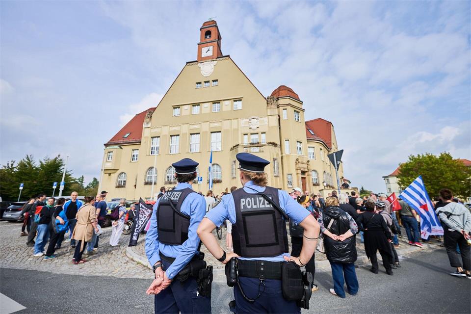 Nach Stolpersteinverbot - Rund 200 Menschen beim Mahngang in HeidenauRobert Michael/dpa