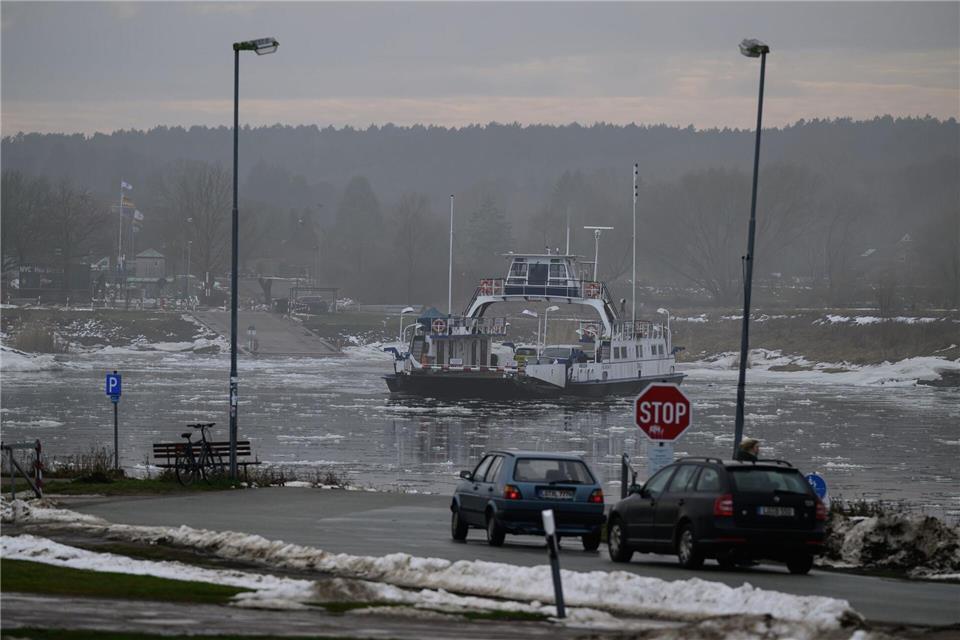 Nach Sturm und Eis auf der Elbe ist die Fähre „Tanja“ wieder in Betrieb.Philipp Schulze/dpa