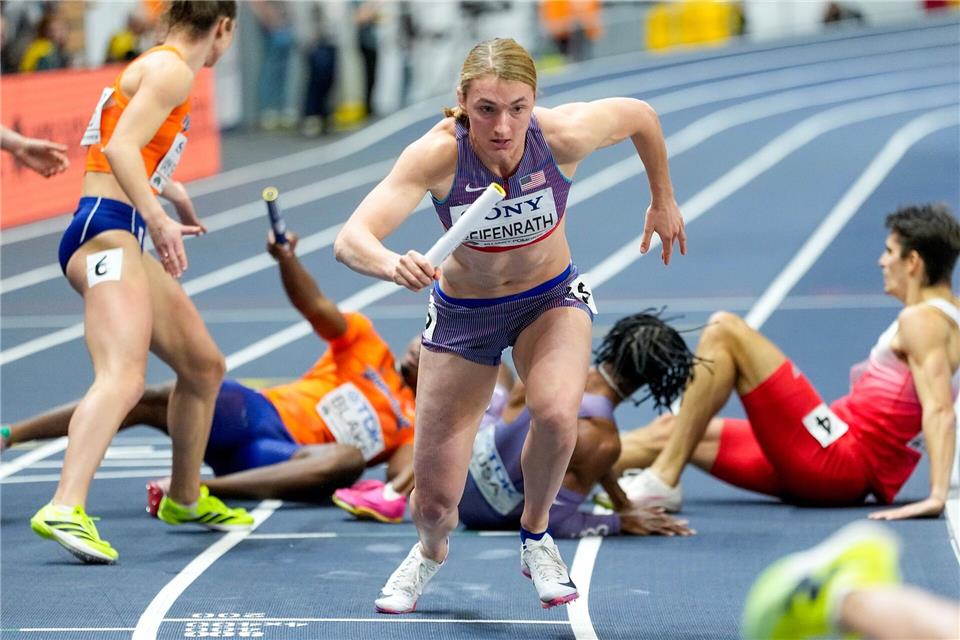 Nach Sturz chancenlos: Die Amerikanerin Sara Reifenrath - hier noch mit beiden Schuhen.Petr David Josek/AP/dpa