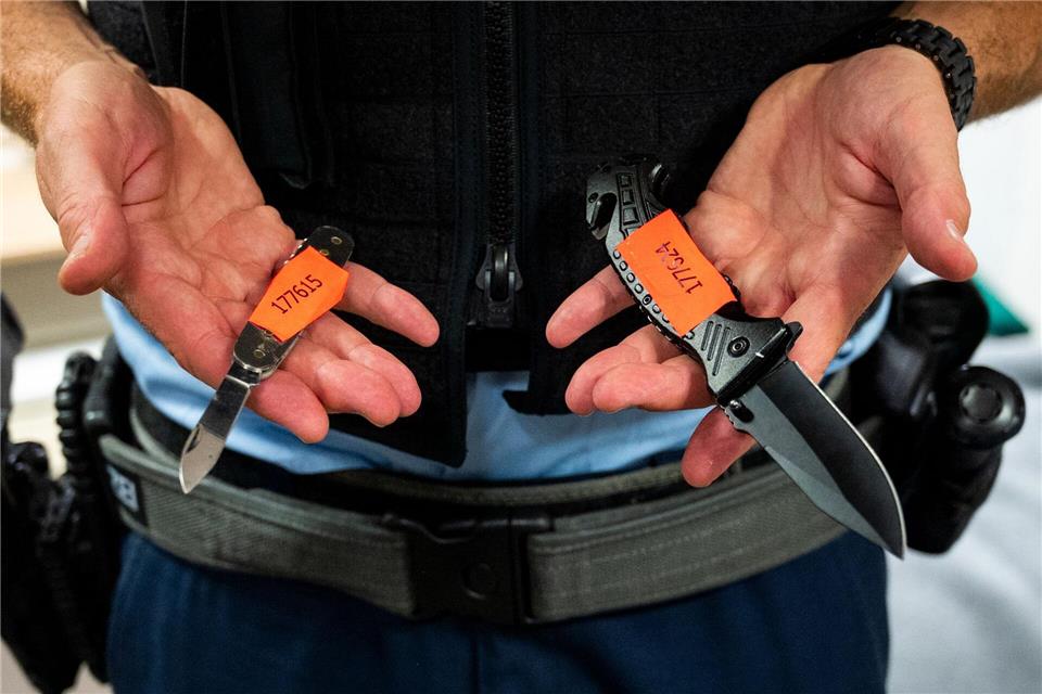 Ulm führt Waffenverbotszone in Innenstadt ein Nach Stuttgart, Mannheim und anderen größeren Städten soll es auch in Ulm eine Waffenverbotszone geben. (Symbolbild)Daniel Bockwoldt/dpa