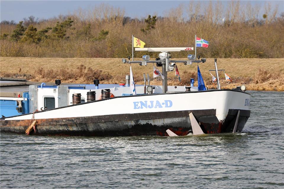 Nach Tagen mit dichtem Eis läuft der Schiffsverkehr auf dem Mittellandkanal bei Magdeburg in westlicher Richtung wieder anPeter Gercke/dpa