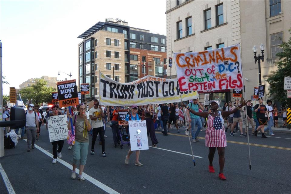 Nach Trumps Dekret regt sich erster Protest in der Hauptstadt.Luzia Geier/dpa