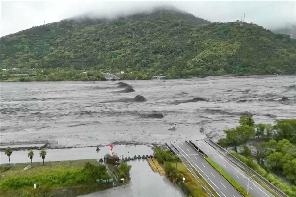 Nach Überschwemmungen starben in Taiwan mindestens 14 Menschen. Uncredited/Dong Wen Transports/AP/dpa