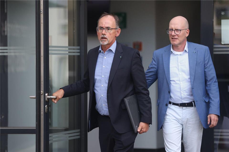 Nach Überzeugung von Wirtschaftsminister Wolfgang Blank (l) wird die neue landeseigene MV-Tourismus GmbH unter Geschäftsführer Peter Kranz (r) die Tourismusbranche in Mecklenburg-Vorpommern stärken. (Archivbild)Danny Gohlke/dpa