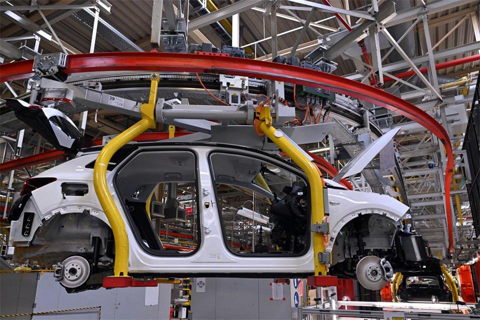 Nach Umbau- und Instandhaltungsarbeiten ist die Produktion im Opel-Werk in Eisenach nach längerer Unterbrechung regulär wieder aufgenommen worden. (Archivbild) Martin Schutt/dpa