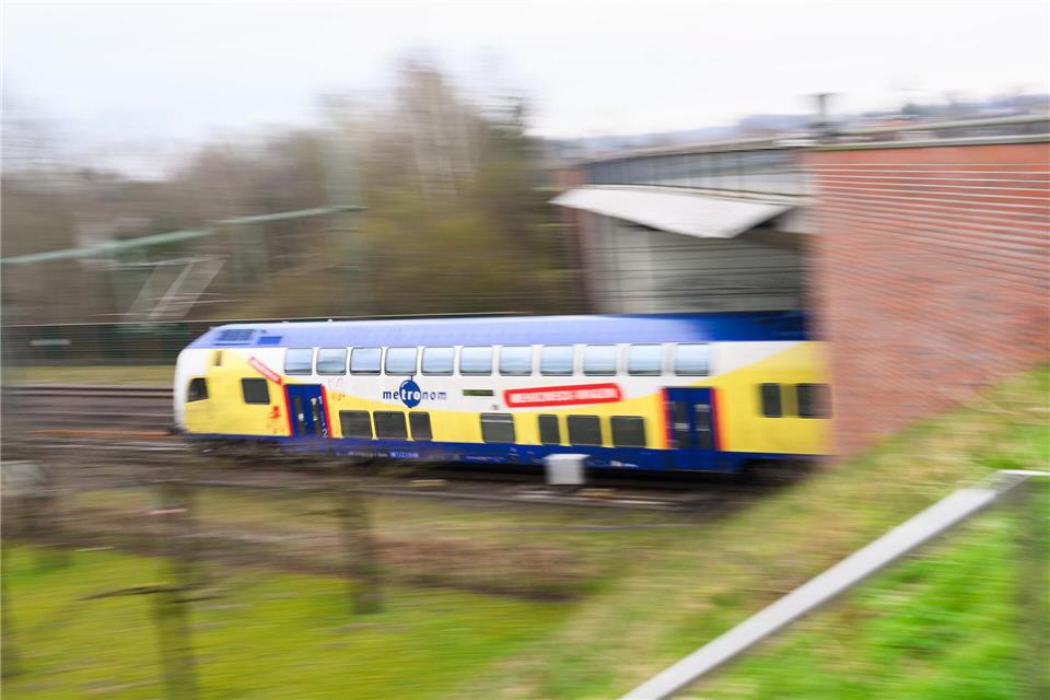 Nach Unwetter und Stellwerksstörung fahren die Züge zwischen Hannover und Hamburg wieder planmäßig. (Symbolbild)Julian Stratenschulte/dpa