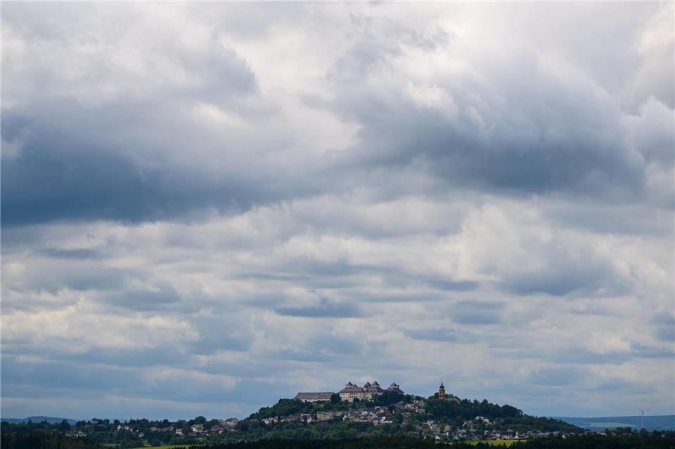Nach Unwettern ziehen zum Wochenstart teils noch Wolken und Regen durch den Freistaat. (Archivbild)Hendrik Schmidt/dpa/ZB