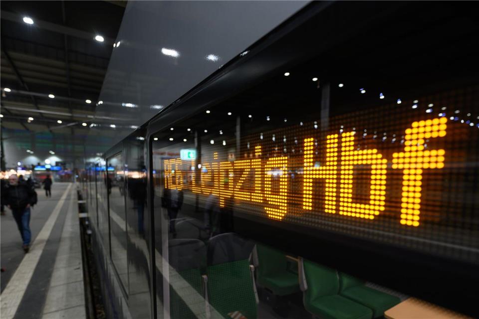 Nach Vandalismus ist der Zugverkehr zwischen Leipzig und Chemnitz gestört (Symbolbild)Hendrik Schmidt/dpa