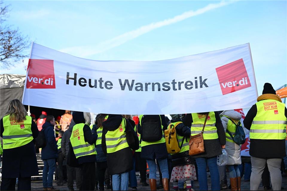 Nach Verdi-Angaben nahmen in Bremen und Hannover insgesamt rund 7.000 Menschen an den Kundgebungen teil.Shireen Broszies/dpa