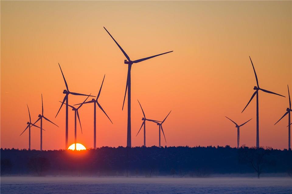 Nach Vorgaben des Bundes müssen die Länder bis 2032 mindestens zwei Prozent ihrer Fläche für Windenergie an Land bereitstellen. (Archivbild)Patrick Pleul/dpa