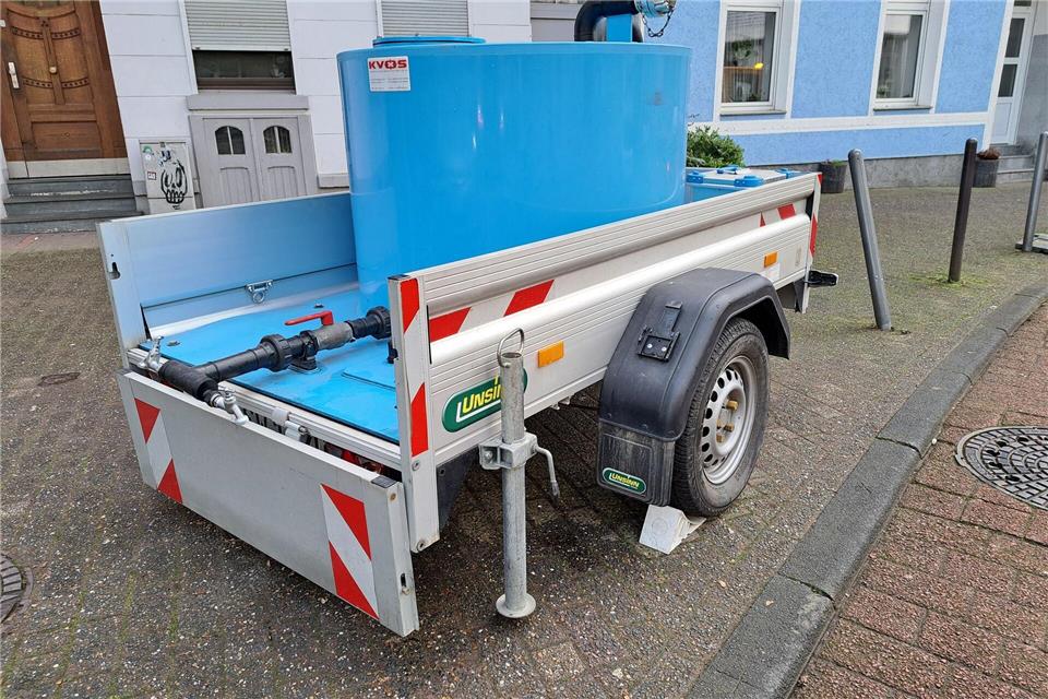 Nach Wasserrohrbrüchen können sich Betroffene zwischenzeitlich an mobilen Wassertanks wie diesem hier mit Wasser eindecken, bis die Versorgung in den Häusern wieder steht.-/Wuppertaler Stadtwerke/dpa