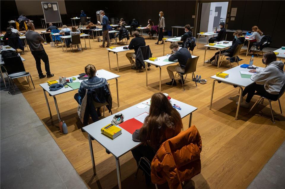 Nach Wochen der Vorbereitung kommt es jetzt drauf an: Schülerinnen und Schüler in der Abiturprüfung. (Archivbild)Peter Kneffel/dpa