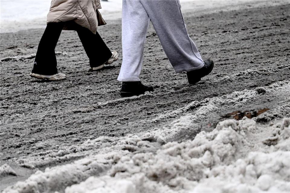 Nach Wochen mit Matsch und Kälte haben viele genug vom Winter.Britta Pedersen/dpa