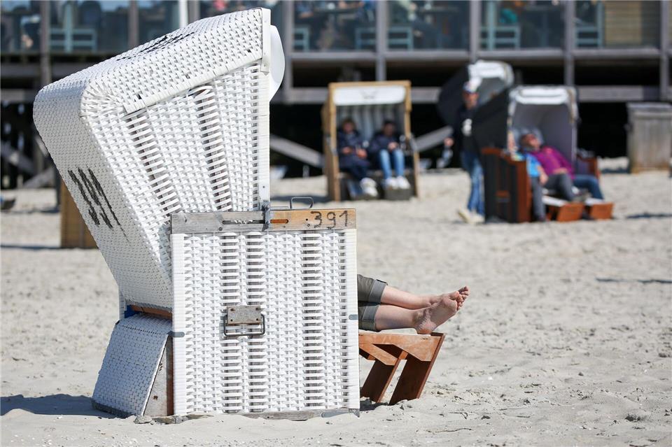 Nach Zahlen des Sparkassen-Tourismusbarometers zählte Schleswig-Holstein im vergangenen Jahr etwas mehr Übernachtungen, aber deutlich weniger Tagesgäste. (Archivbild) Bodo Marks/dpa