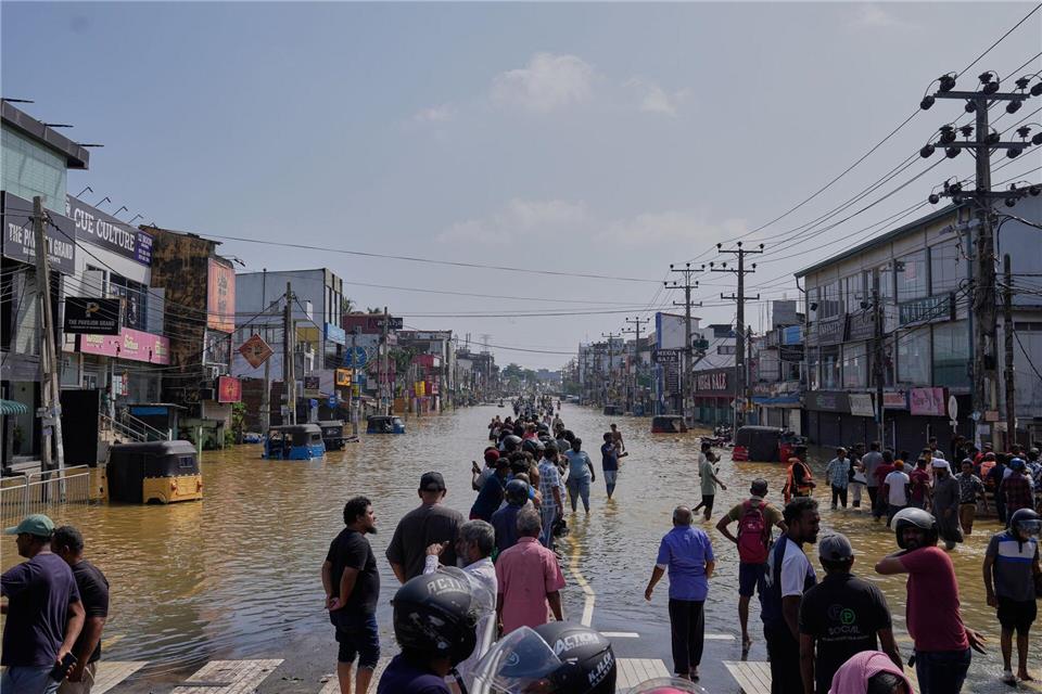 Nach Zyklon „Ditwah“ steht Sri Lanka unter Wasser.Eranga Jayawardena/AP/dpa