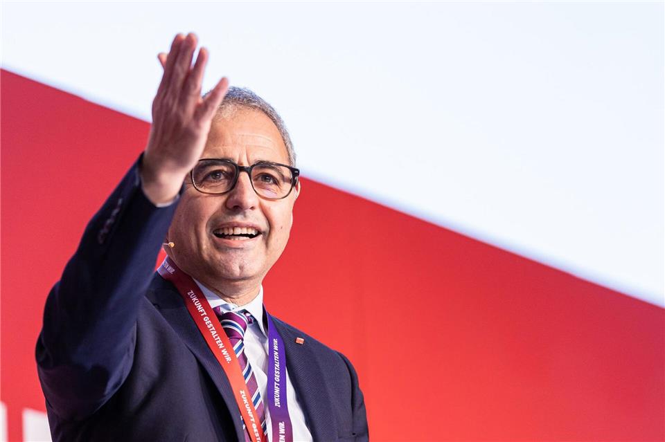 DGB-Bezirkschef Payandeh: Ein falscher Zug, ein neues Leben Nach acht Jahren an der Spitze des DGB-Bezirks Niedersachsen, Bremen und Sachsen-Anhalt wird Mehrdad Payandeh verabschiedet. (Archivbild)Michael Matthey/dpa