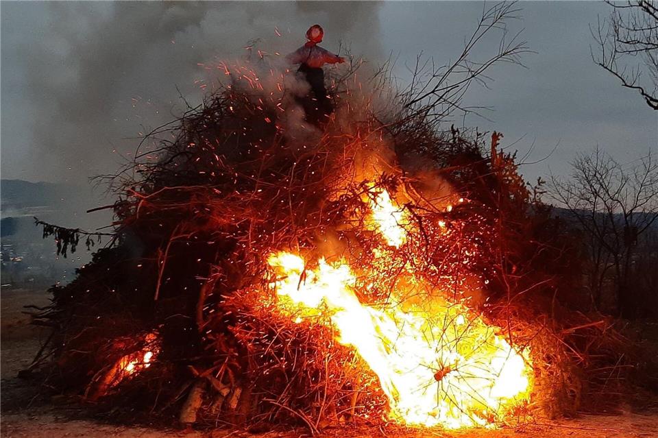 Nach alter Tradition soll mit den in der Rhön und im Fuldaer Raum weit verbreiteten Brauchtumsfeuern der Winter vertrieben werden. Die „Hutzel“-Puppe oben auf dem Holzstoß symbolisiert den Winter.Freiwillige Feuerwehr Schachen e. V.