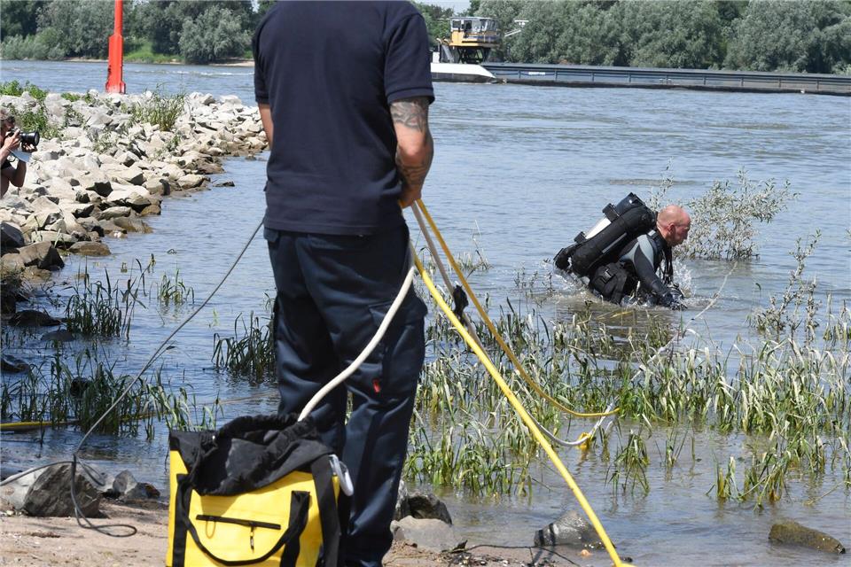 Nach anderen Rhein-Anliegern hat nun auch Duisburg ein Badeverbot für das gesamte StadtgebietRoberto Pfeil/dpa
