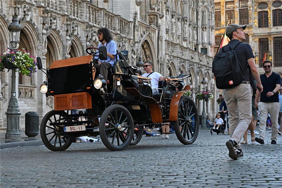 Nach anhaltender Kritik an der Nutzung von Pferden für touristische Zwecke führte Brüssel 2024 elektrische Kutschen.Michael Brandt/dpa