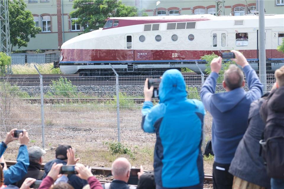 Nach aufwendiger Restaurierung soll der historische Schnellzug künftig bei Sonderfahrten Eisenbahn-Nostalgie verbreiten. Sebastian Willnow/dpa