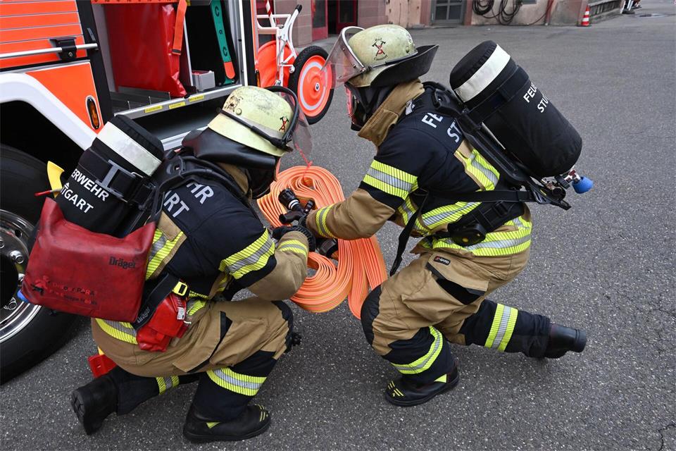 Nach bisherigen Erkenntnissen brach das Feuer in der Küche einer Dachgeschosswohnung aus. (Symbolbild)Bernd Weißbrod/dpa