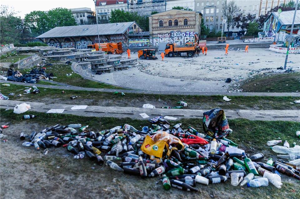 Nach dem 1. Mai sind Straßen und Parks in Kreuzberg voll Müll. Carsten Koall/dpa