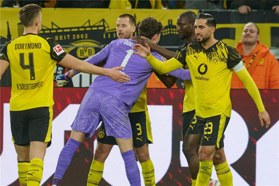 Nach dem 3:0 gab es für Serhou Guirassy (2.v.r) auch Glückwünsche vom Keeper.Bernd Thissen/dpa