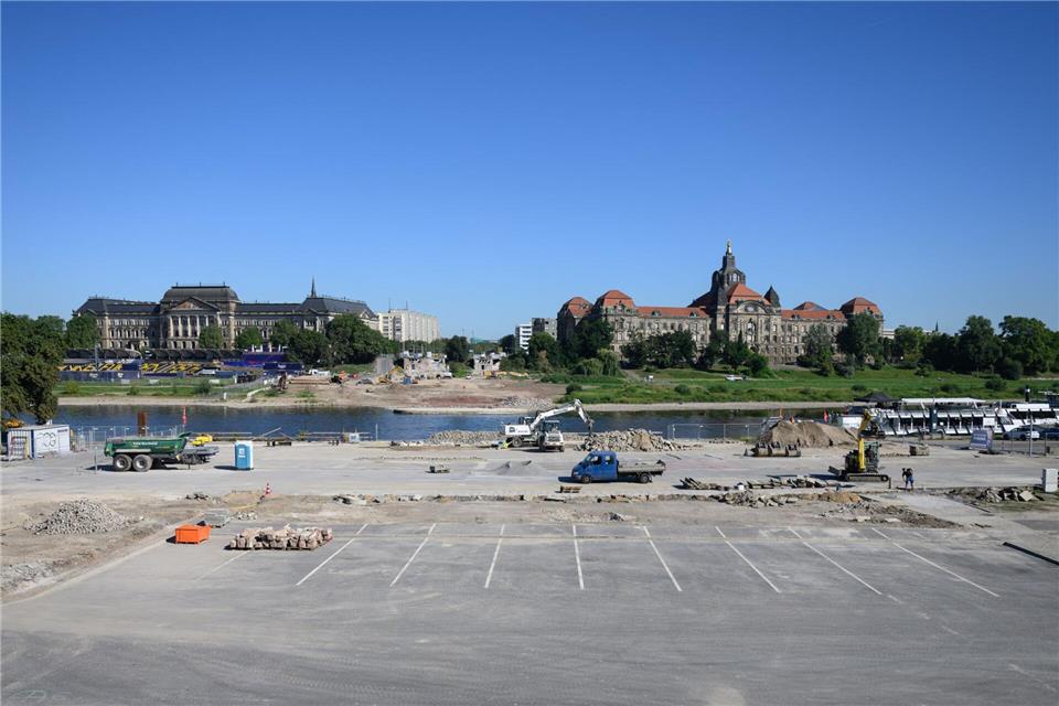 Ausschreibung für neue Carolabrücke veröffentlicht Nach dem Abbruch der Carolabrücke laufen auf beiden Seiten der Elbe noch Restarbeiten. (Archivbild)Robert Michael/dpa