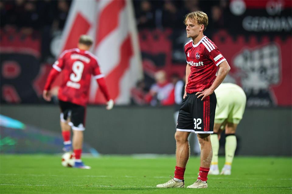 Nach dem Abpfiff war die Enttäuschung groß bei Nürnbergs Tim Janisch.Daniel Karmann/dpa