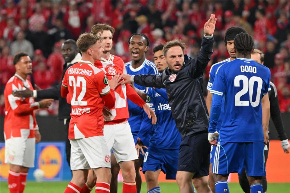 Nach dem Abpfiff wurde es zwischen dem FSV Mainz 05 und Racing Straßburg hitzig.Torsten Silz/dpa