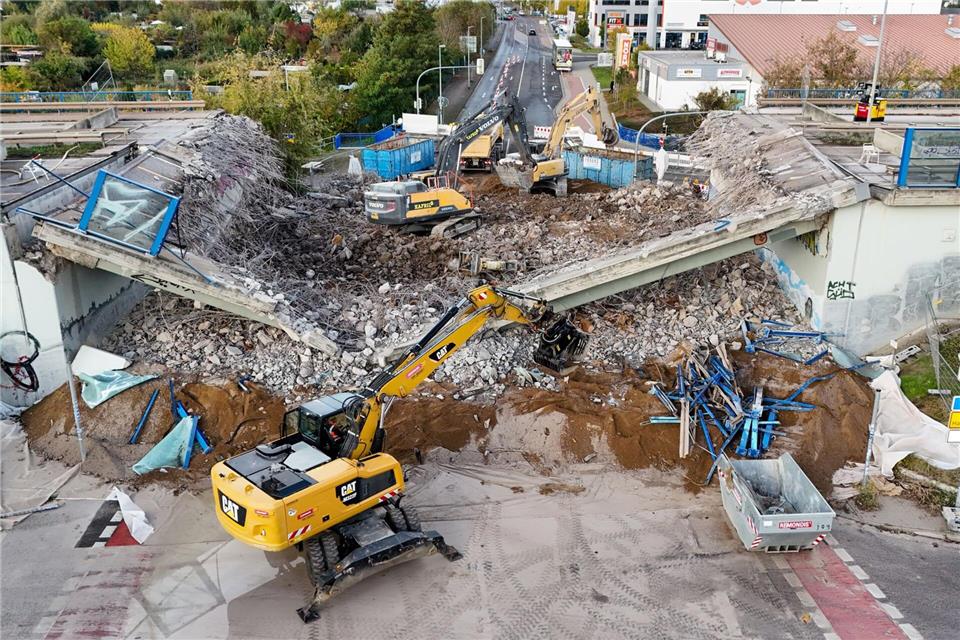 Nach dem Abriss müssen nun die Trümmer beseitigt werden. Peter Gercke/dpa/ZB
