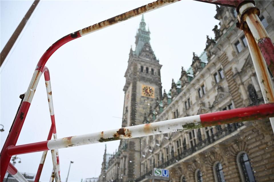Nach dem Absturz eines Fassadenteils wurde um das Hamburger Rathaus ein Sicherheitsbereich abgesperrt.Daniel Bockwoldt/dpa