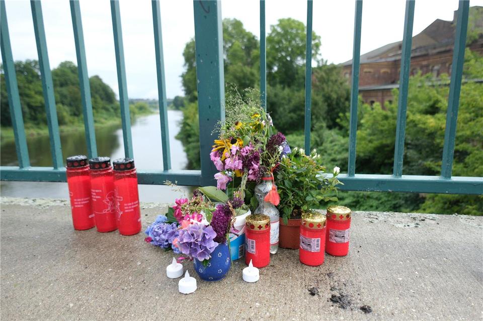 Nach dem Absturz hatten Anwohner unweit des Unglücksortes Blumen und Kerzen aufgestellt. (Archivbild)Sebastian Willnow/dpa