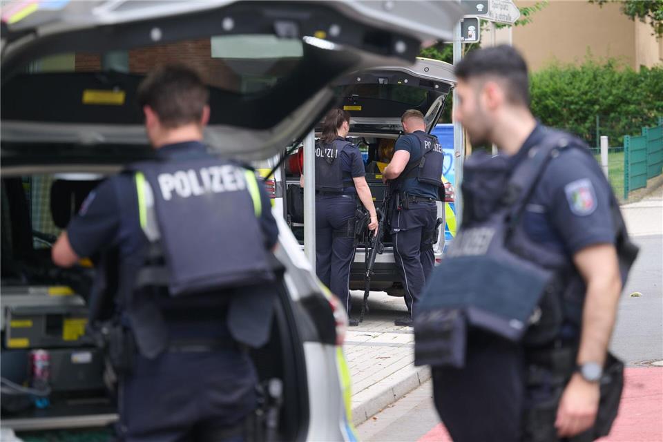 Nach dem Alarm aus unklarer Ursache geht die Polizei aber nicht von einer Gefahrenlage aus. Bernd Thissen/dpa