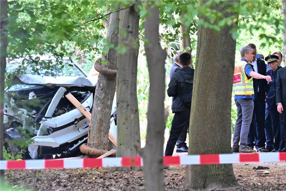 Nach dem Angriff am Rande des CSD steht das weiße Tatfahrzeug noch imTiergarten.Sebastian Gollnow/dpa