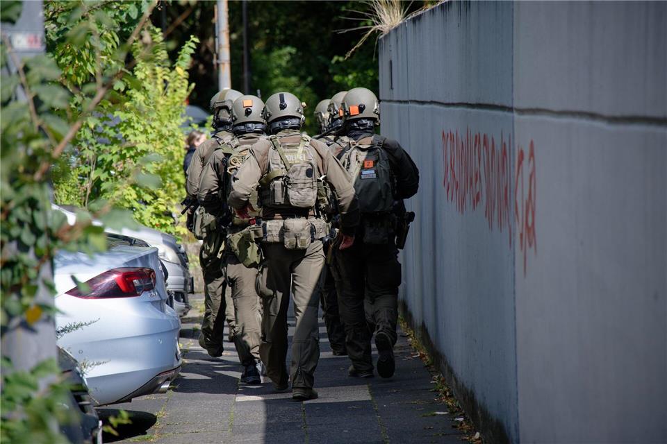 Nach dem Angriff an der Schule konnte der Täter zunächst flüchten. (Archivbild)Henning Kaiser/dpa