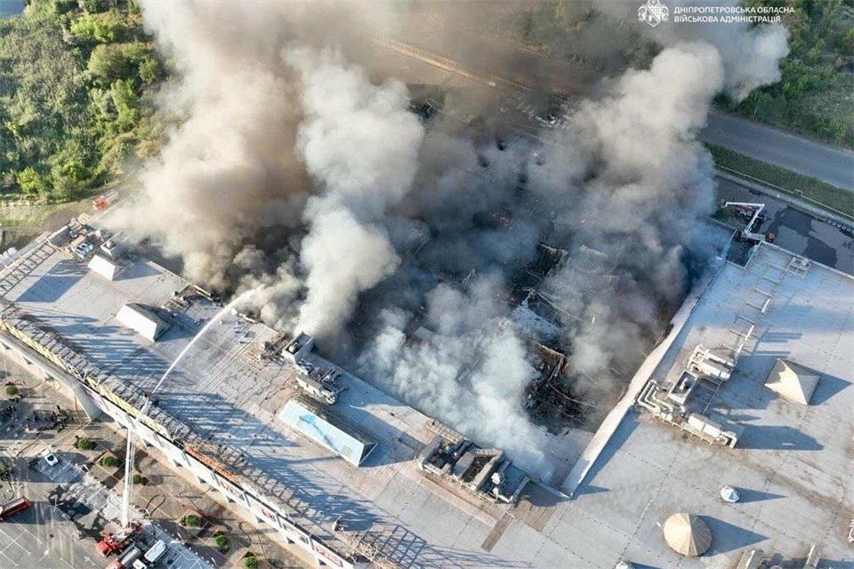 Nach dem Angriff auf ein Einkaufszentrum in Krywyj Rih werden noch Vermisste gesucht.Uncredited/Ukrainian Military administration/AP/dpa