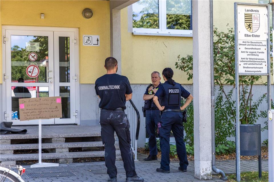 Nach dem Angriff auf eine Mitarbeiterin eines Jugendamtes der Kreisverwaltung ist in Finsterwalde das Gebäude evakuiert und gesperrt worden.Frank Hammerschmidt/dpa